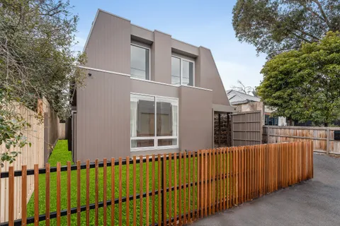 Oak Home, Abbotsford, feature, by TCON